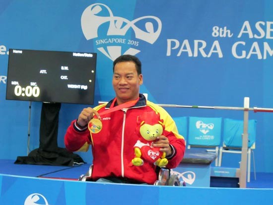 Haltérophilie handisport: le Vietnam décroche 2 médailles d’or au Championnat international - ảnh 1